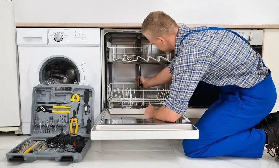 Kemalpaşa Whirlpool servisi teknisyen ekibi beyaz eşya tamiri yaparken